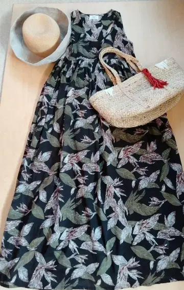 새상품 블루블루에 꽃무늬 원피스