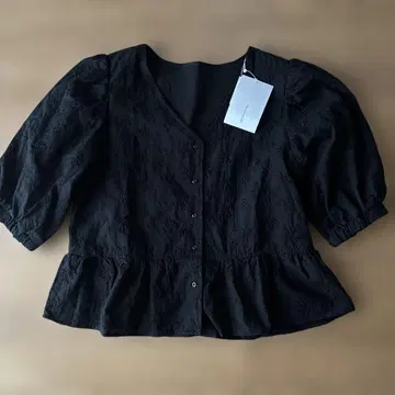 클래식 엘프 AYA 콜라보 숏 기장 꽃무늬 레이스 밑단 프릴 블라우스