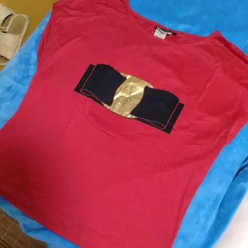 페라가모 리본 무늬 t셔츠