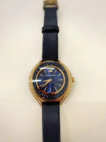 SWAROVSKI 네이비 쿼츠 손목시계