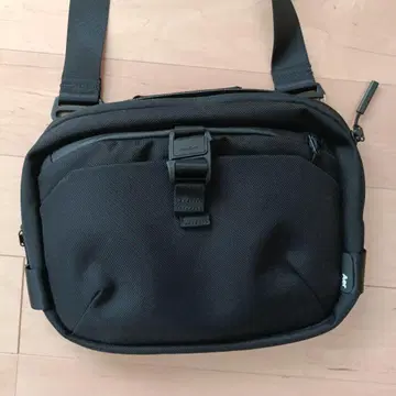 AerFidLOCK 포함 블랙 바디백