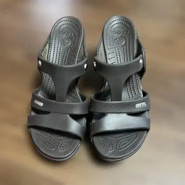 crocs 힐 샌들 다크 브라운 w9/25cm