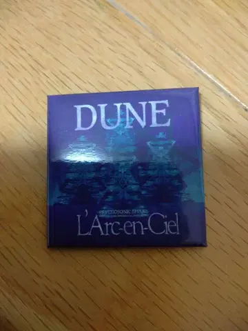 L'Arc-en-Ciel DUNE 스퀘어형 핀 배지.