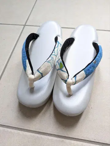 파란색과 화이트 꽃무늬 조리