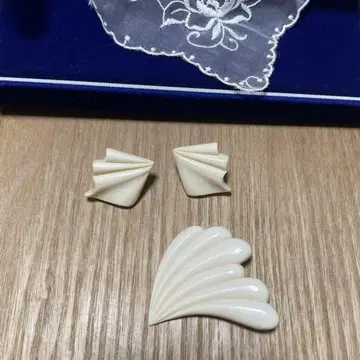 천연 소재 아이보리 브로치 귀찌 세트