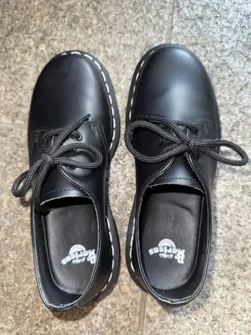 [ 새상품급 레어! ] Dr. Martens 화이트 스티치 23cm