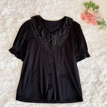 새상품급 다마 컬렉션 티셔츠 레이스 카라 부착 블랙 컷워크 반팔 블라우스