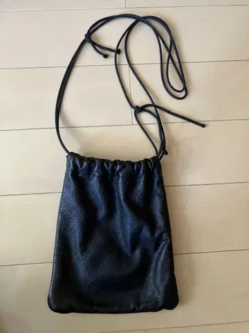 hibi 가죽 드로우 스트링 숄더백 블랙