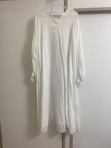 미즈이로 인드 화이트 롱 셔츠 원피스 V넥