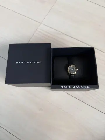 MARC JACOBS 블랙 가죽 아날로그 시계