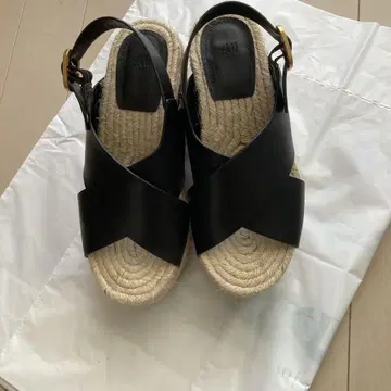 블랙 크로스 밴딩 통굽 샌들