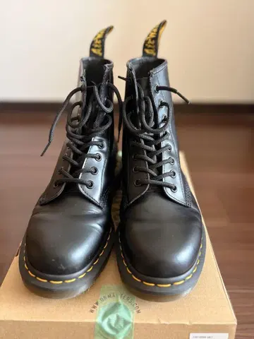 Dr. Martens 남성용 8홀 부츠