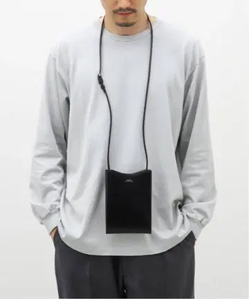 A.P.C. 블랙 가죽 사코슈