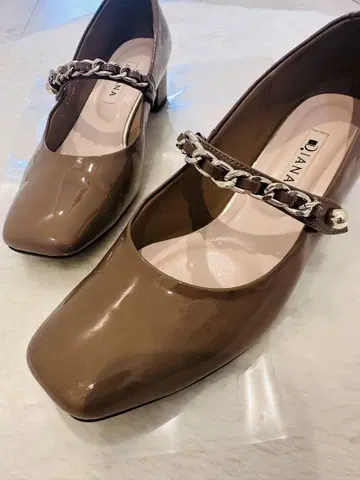 DIANA 브라운 에나멜 펌프스