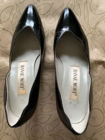 HANAEMORI 블랙 에나멜 하이힐 펌프스