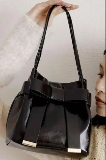 VIS 리본 달린 미니 토트백 검정 에나멜 리본 백