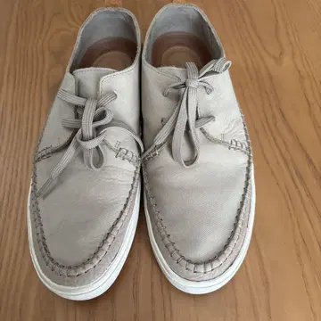Clarks 베이지 스웨이드 스니커즈
