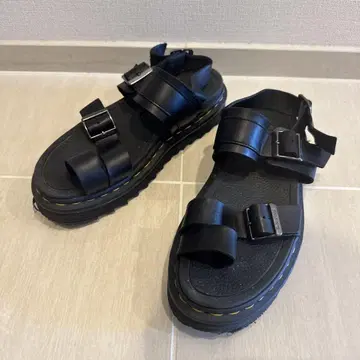 블랙 스트랩 통굽 샌들