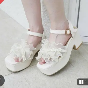 MAJESTIC LEGON 펄 리본 프릴 볼륨 샌들 아이보리