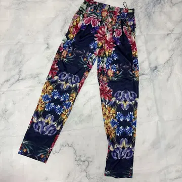 새상품급 Cameo 카메오 꽃무늬 테이퍼드 팬츠 네이비 S 상당