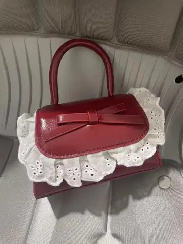 프릴 리본 포함 레드 핸드백