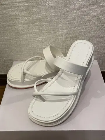 화이트 샌들