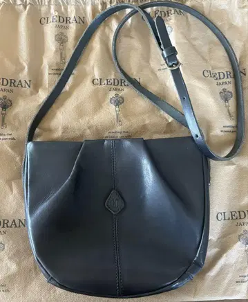 CLEDRAN 블랙 가죽 숄더백