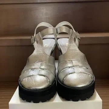 새상품! 다이애나 구르카 샌들 실버 메탈릭 스무스 S 사이즈