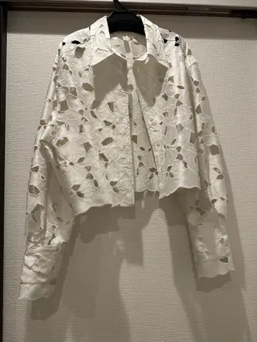 스캘럽 블라우스 ZARA M 사이즈 [미사용에 가까움]