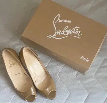 Christian Louboutin 베이지 하이힐