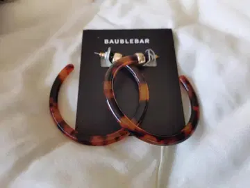 BAUBLEBAR 브라운 토터스쉘 후프 귀걸이