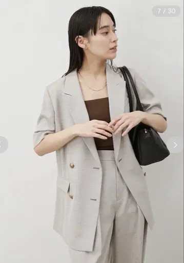 mila owen [이지케어] 금장 버튼 하프 슬리브 테일러드 자켓