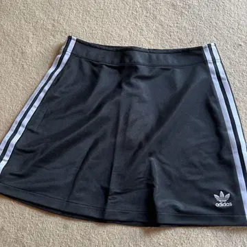 adidas 블랙 스트라이프 플레어 스커트