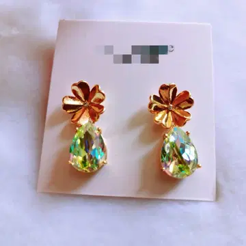 골드 컬러 꽃과 그린 컬러 크리스탈 귀걸이