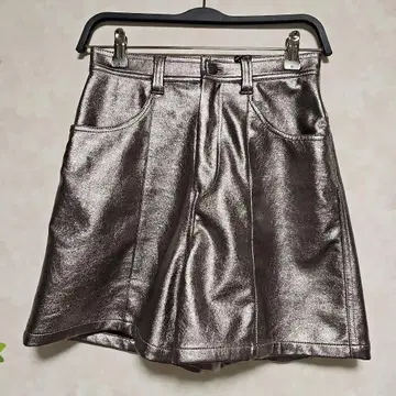 JEANASIS 레더 라이크 메탈릭 숏팬츠