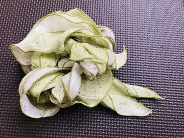 초목 염색 장미 모티브 스카프