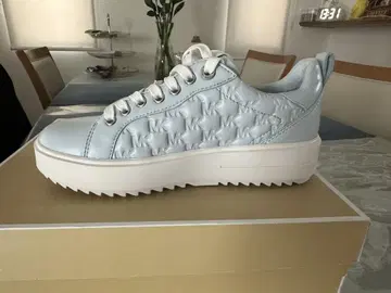 MICHAEL KORS 라이트 블루 스니커즈
