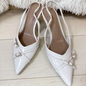 ZARA 에나멜 벨트 뮬 샌들 아이보리