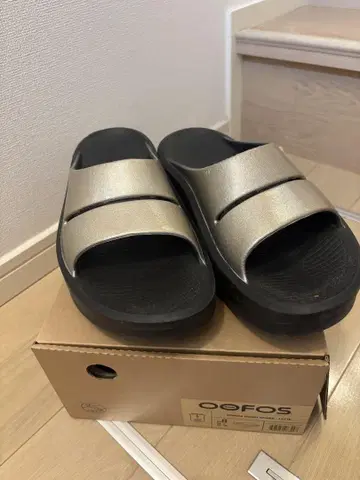 OOFOS 골드 슬라이드 샌들
