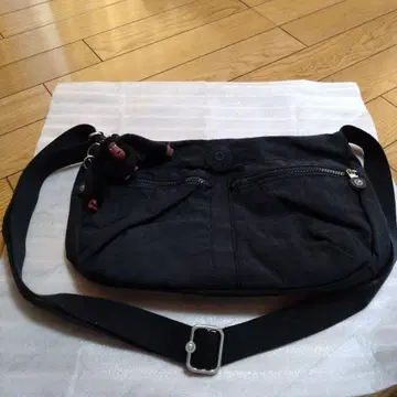 키플링 블랙 캔버스 숄더백