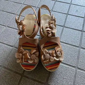 벨퍼치 꽃 샌들