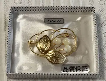 Shell 골드 브로치