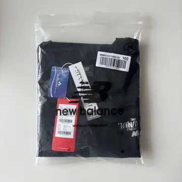 IU New Balance 블랙 T셔츠