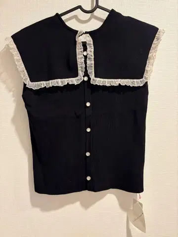 택 포함 새상품 프릴 블랙 슬리브리스 상의