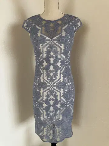 TADASHI SHOJI 자수 장식 라이트 블루 타이트 드레스
