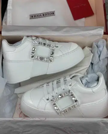 Roger Vivier 화이트 스니커즈 23.5CM