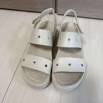 crocs 화이트 샌들 W7