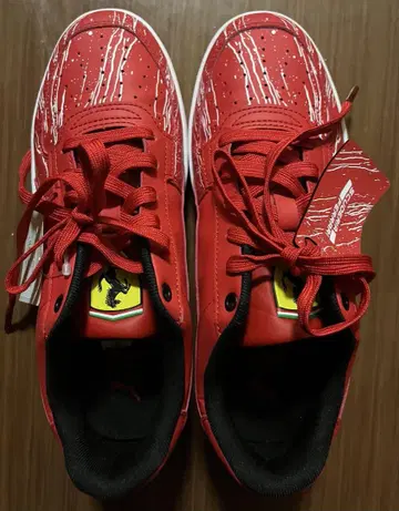 Puma Ferrari 콜라보 스니커즈 레드