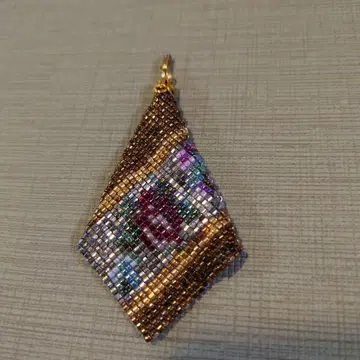 핸드메이드 비즈 다이아몬드형 펜던트