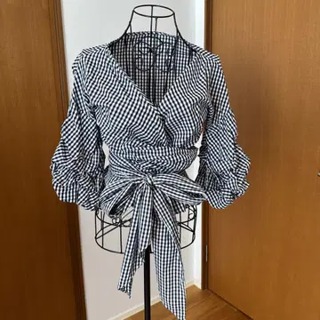 깅엄 체크 5부 소매 네이비 컬러 랩 셔츠 벌룬 슬리브